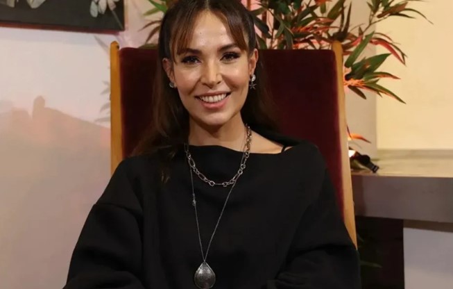 esra-ronabar-kimdir.jpg
